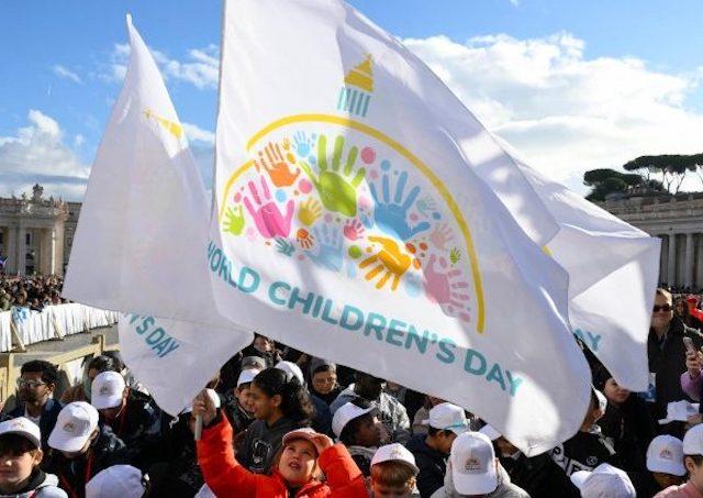 Svetov de det, logo, vlajka